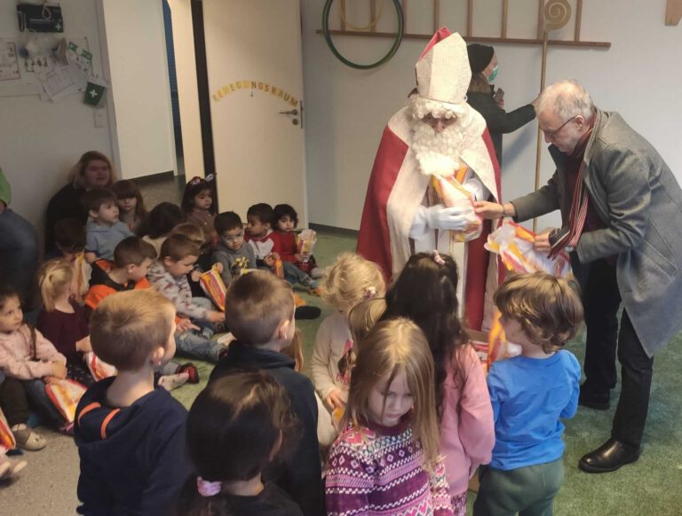 Sankt Nikolaus tourt durch die Kitas